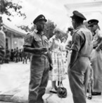 232-Frank-Joyce-Warren-and-Col-have-a-refresher.jpg